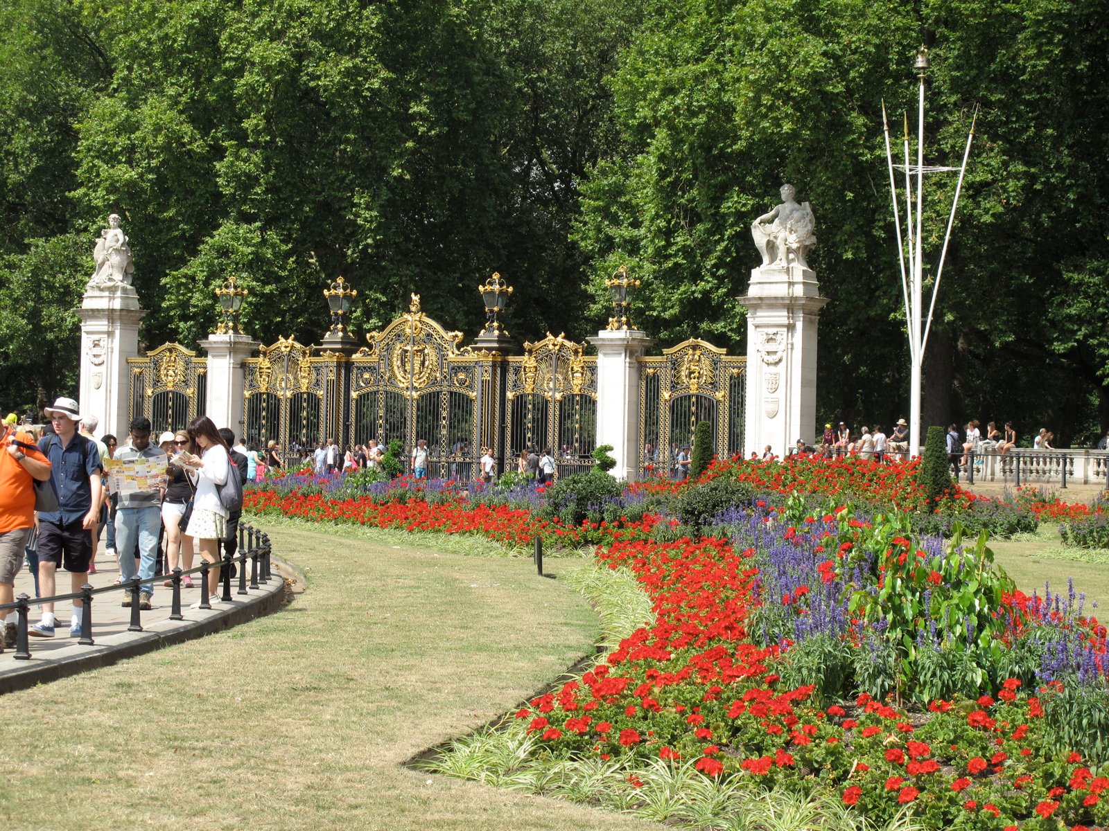 Buckingham Palace and it's beautiful blooming flowers