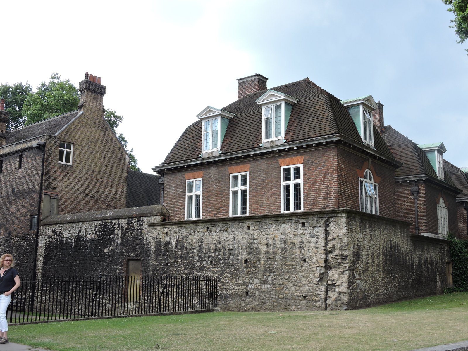close by to Old Palace Yard and Westminster Abbey