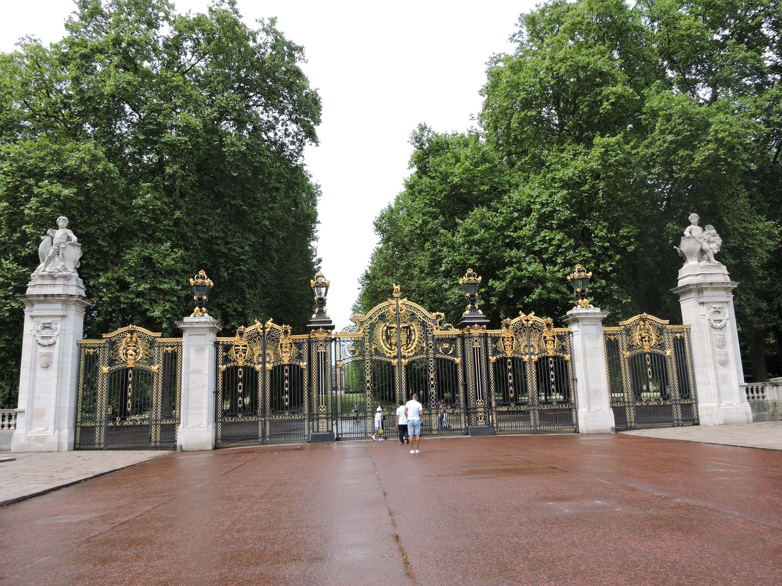 Gates near to Buckingham Palace 